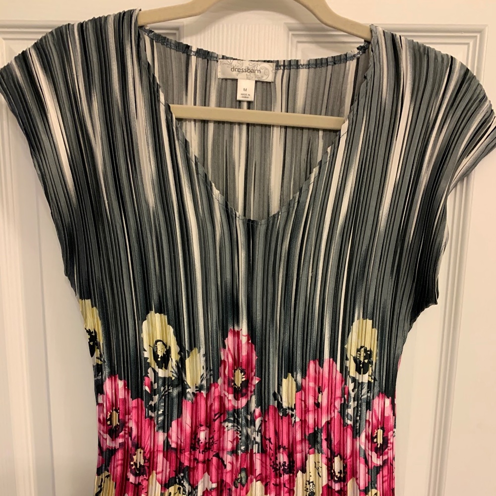 🌹 Flattering Floral Blouse!